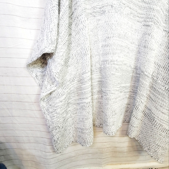 UNIVERSAL THREAD GRAY KNIT PONCHO, ONE SIZE FITS MOST - Picture 11 of 11